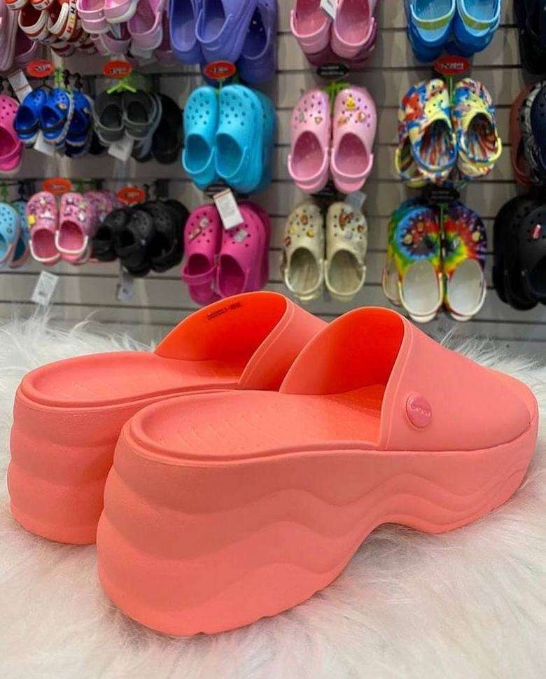 Жіночі шльопанці Crocs Skyline Slide Guava — фото 3