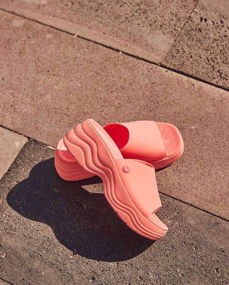 Жіночі шльопанці Crocs Skyline Slide Guava — фото 4