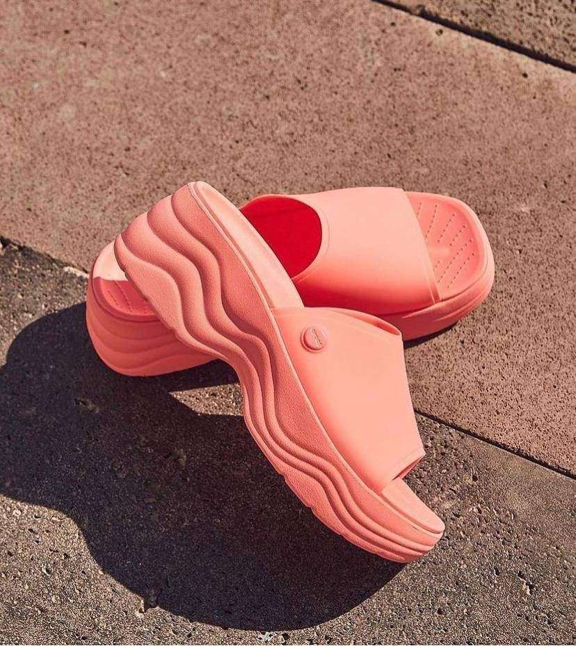 Жіночі шльопанці Crocs Skyline Slide Guava — фото 5