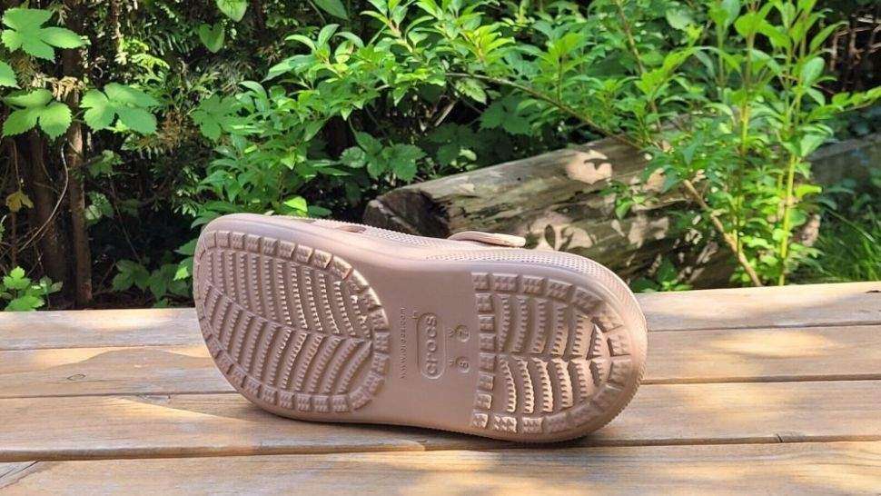 Жіночі Crocs Classic Crush Clog Latte — фото 4