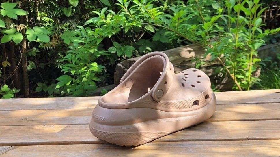 Жіночі Crocs Classic Crush Clog Latte — фото 5