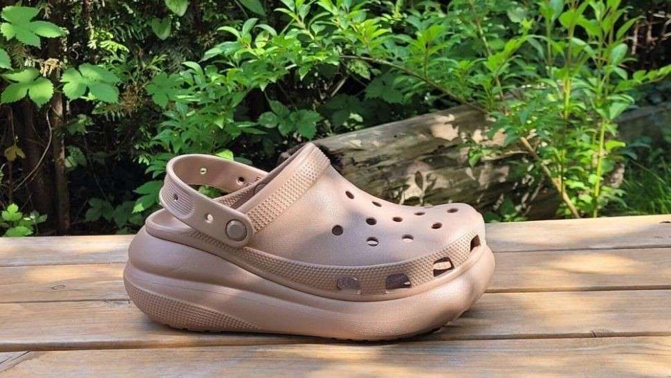 Жіночі Crocs Classic Crush Clog Latte — фото 7
