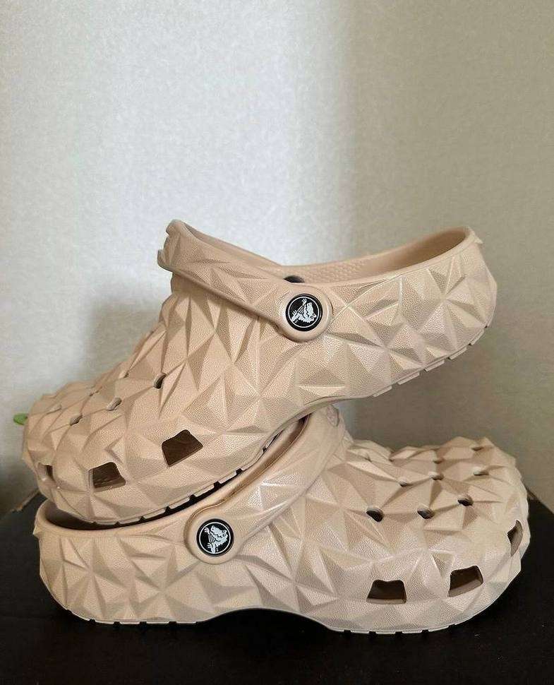 Жіночі Crocs Geometric Clog Latte — фото 3