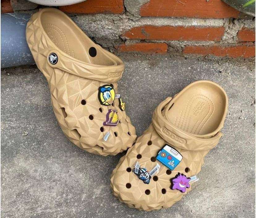 Жіночі Crocs Geometric Clog Latte — фото 4