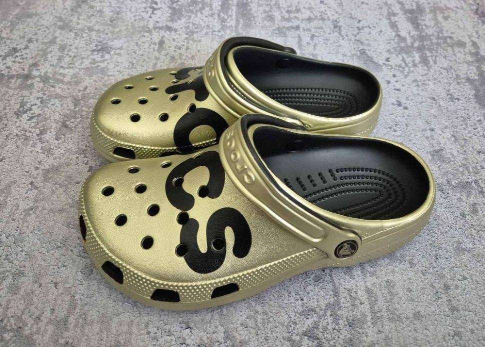 Жіночі Crocs Classic Metallic Logo Clog Gold — фото 2
