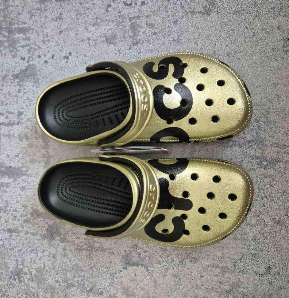 Жіночі Crocs Classic Metallic Logo Clog Gold — фото 3
