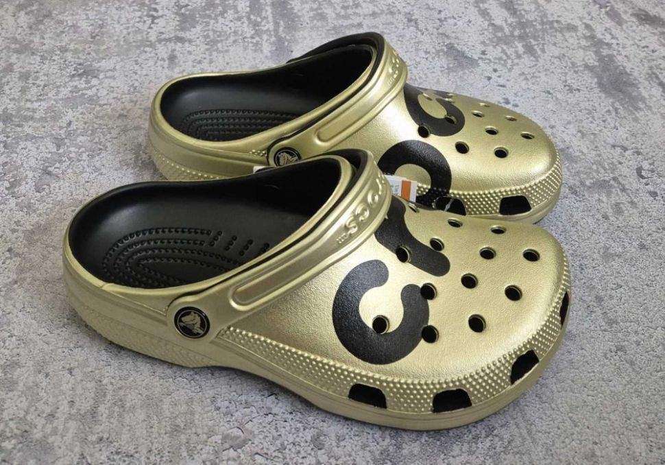 Жіночі Crocs Classic Metallic Logo Clog Gold — фото 4