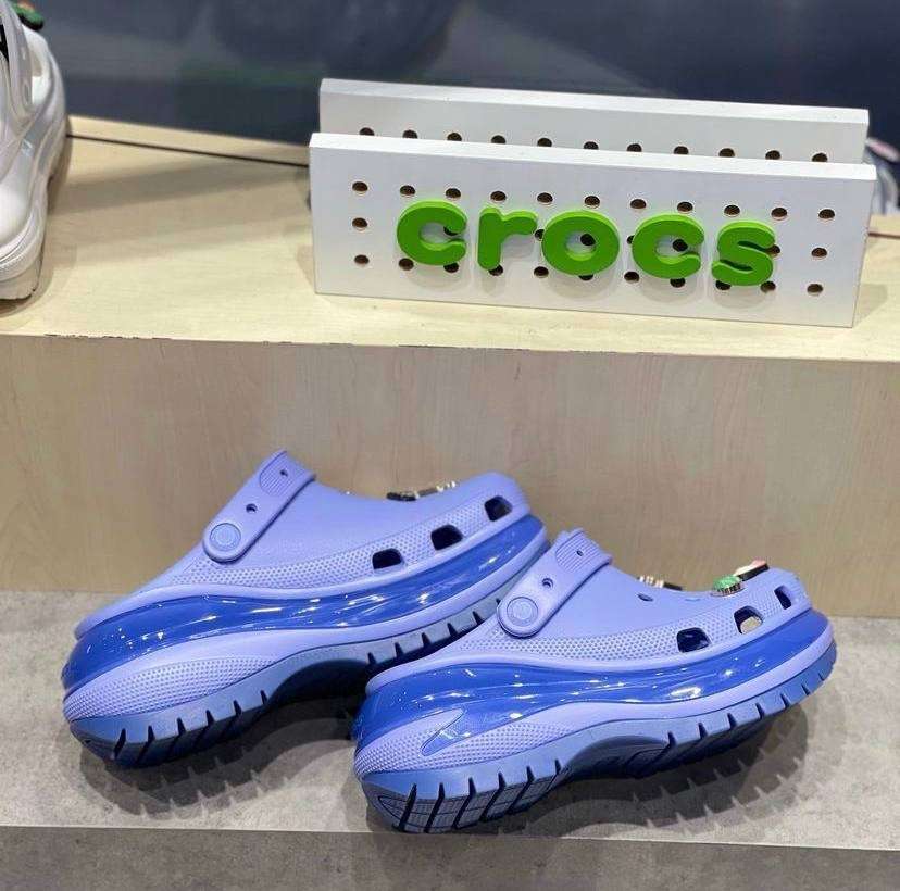 Жіночі Crocs Mega Crush Clog Violet — фото 11
