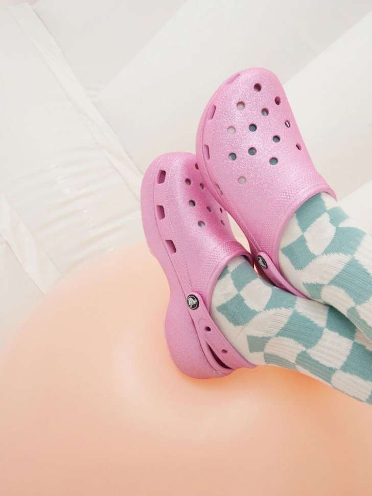 Жіночі Crocs Classic Platform Glitter Clog Pink Tweed — фото 12