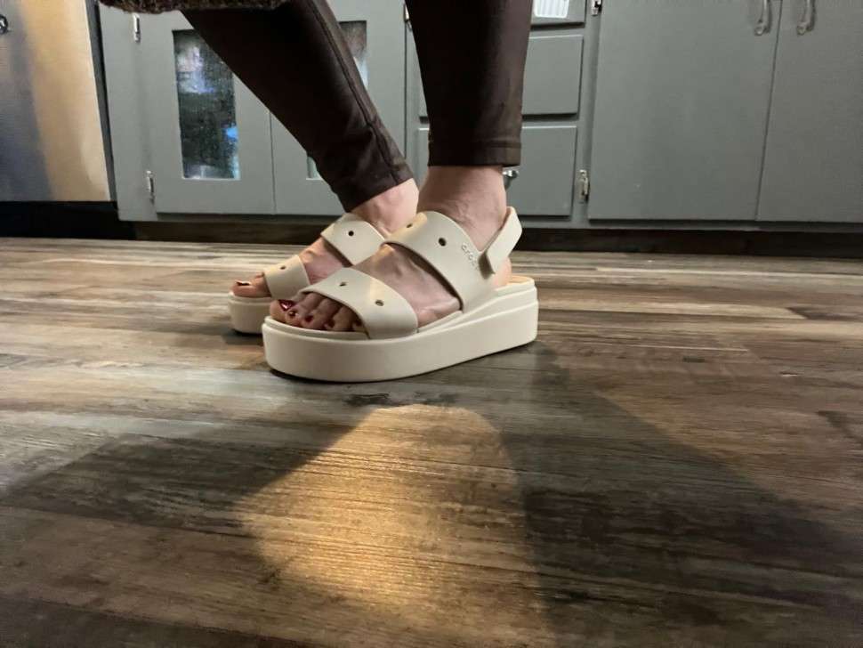 Жіночі Сіндалі Crocs Brooklyn 4U Wedge Sandal Stukko — фото 2
