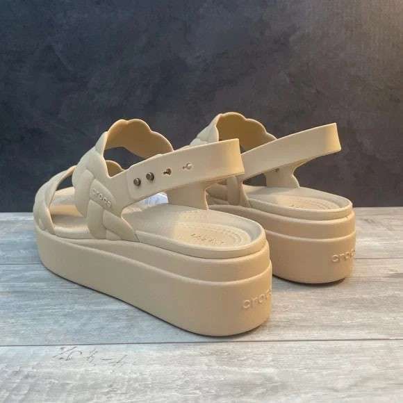 Жіночі Сандалі Crocs Brooklyn Woven Upper Low Wedge Beige — фото 10