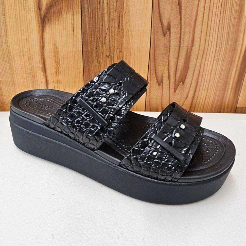 Жіночі шльопанці Crocs Brooklyn Croco Shine Buckle Black — фото 2