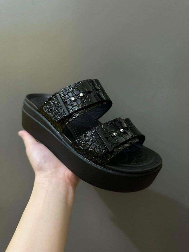 Жіночі шльопанці Crocs Brooklyn Croco Shine Buckle Black — фото 3