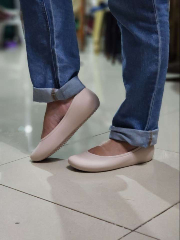 Жіночі балетки Crocs Brooklyn Flat Quartz — фото 10