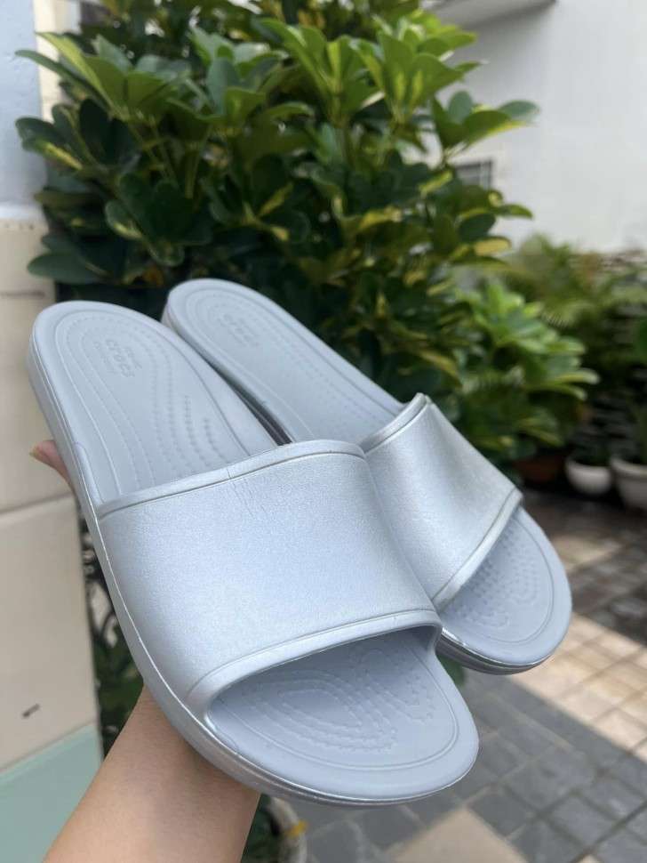 Жіночі шльопанці Сrocs Kadee Metallic Slide Sandals Silver — фото 2