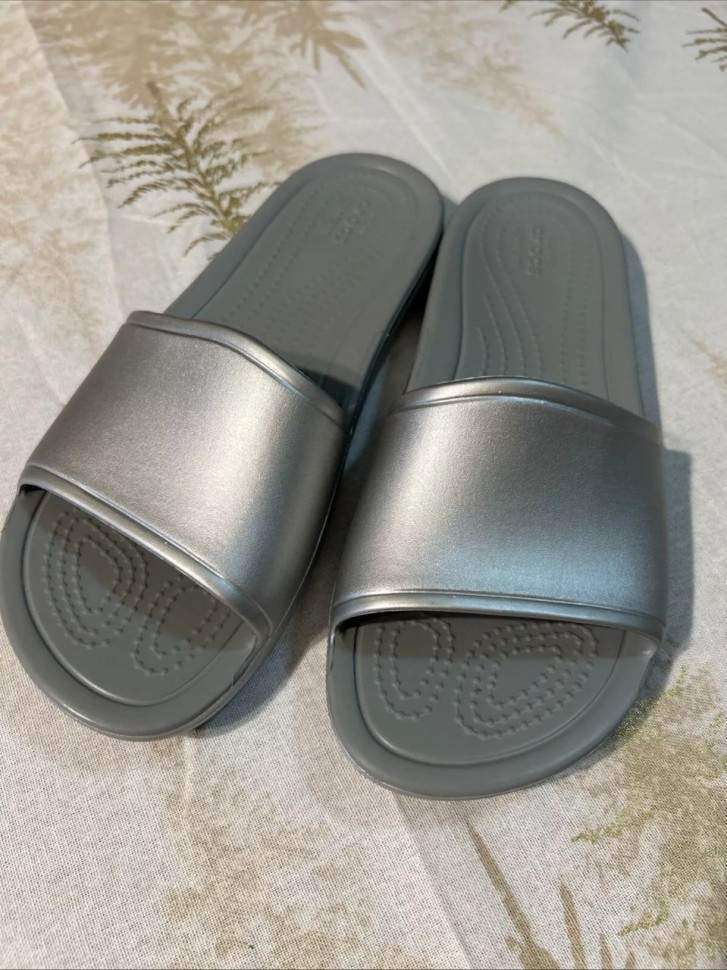 Жіночі шльопанці Сrocs Kadee Metallic Slide Sandals Silver — фото 3