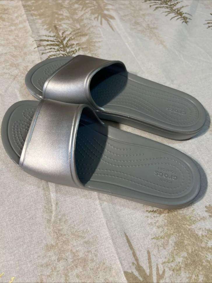 Жіночі шльопанці Сrocs Kadee Metallic Slide Sandals Silver — фото 4