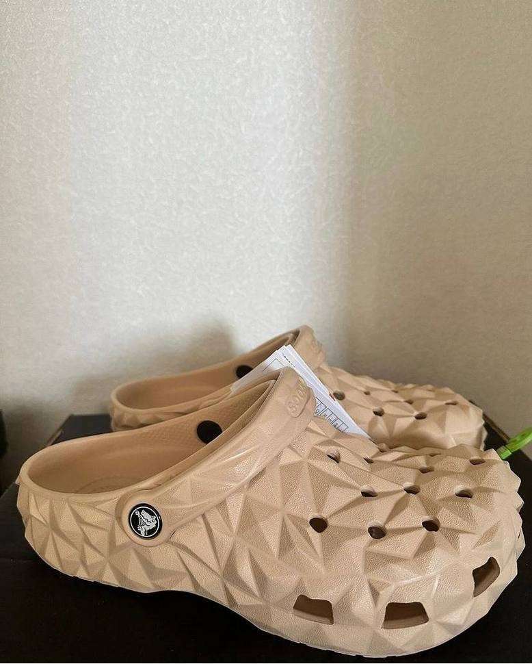 Жіночі Crocs Geometric Clog Bone — фото 2