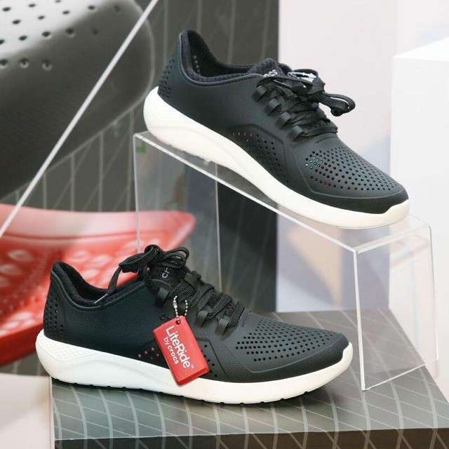 Чоловічі кросівки Crocs LiteRide Pacer Black/White — фото 9