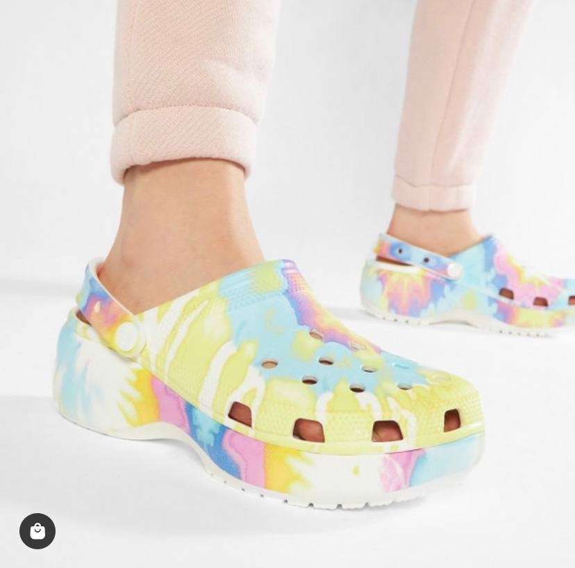 Жіночі Crocs Women's Classic Platform Tie-Dye Graphic Clog White / Multi — фото 13