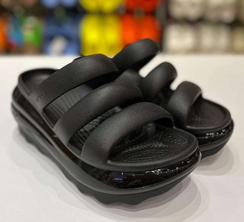 Жіночі шльопанці Crocs Mega Crush Triple Strap Black — фото 2