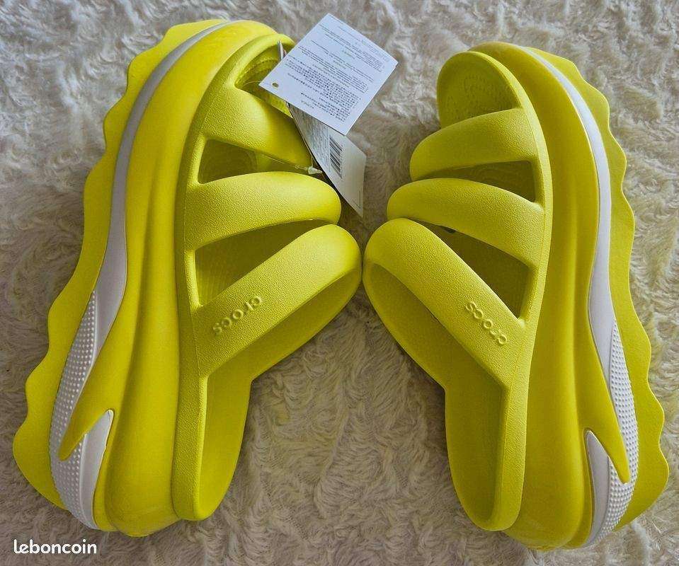 Жіночі шльопанці Crocs Mega Crush Triple Strap Acidity — фото 11