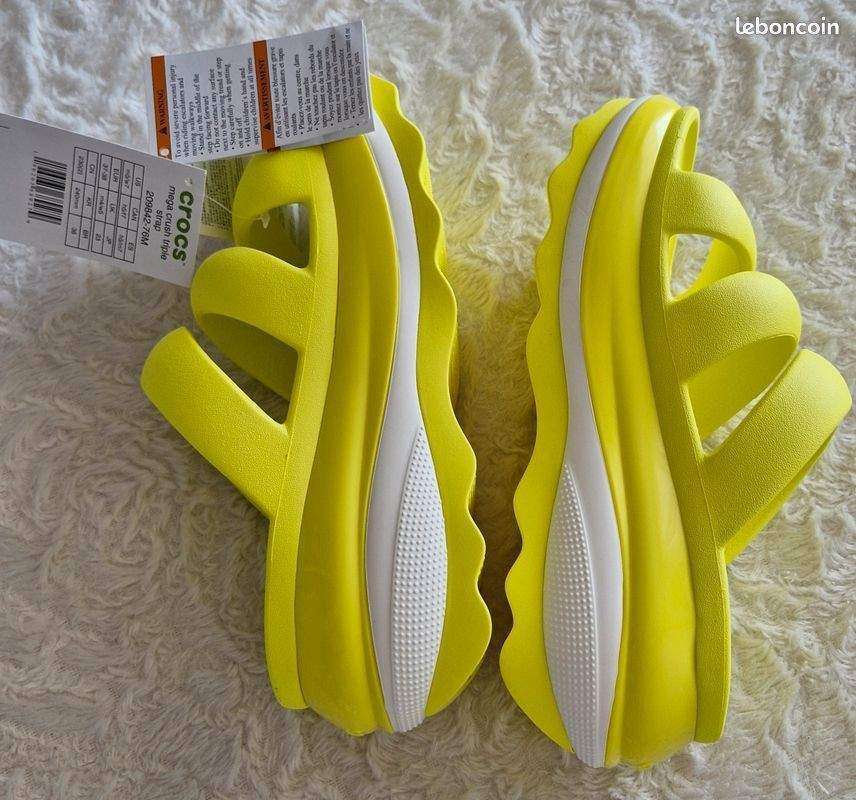 Жіночі шльопанці Crocs Mega Crush Triple Strap Acidity — фото 12