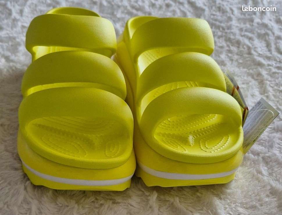 Жіночі шльопанці Crocs Mega Crush Triple Strap Acidity — фото 13
