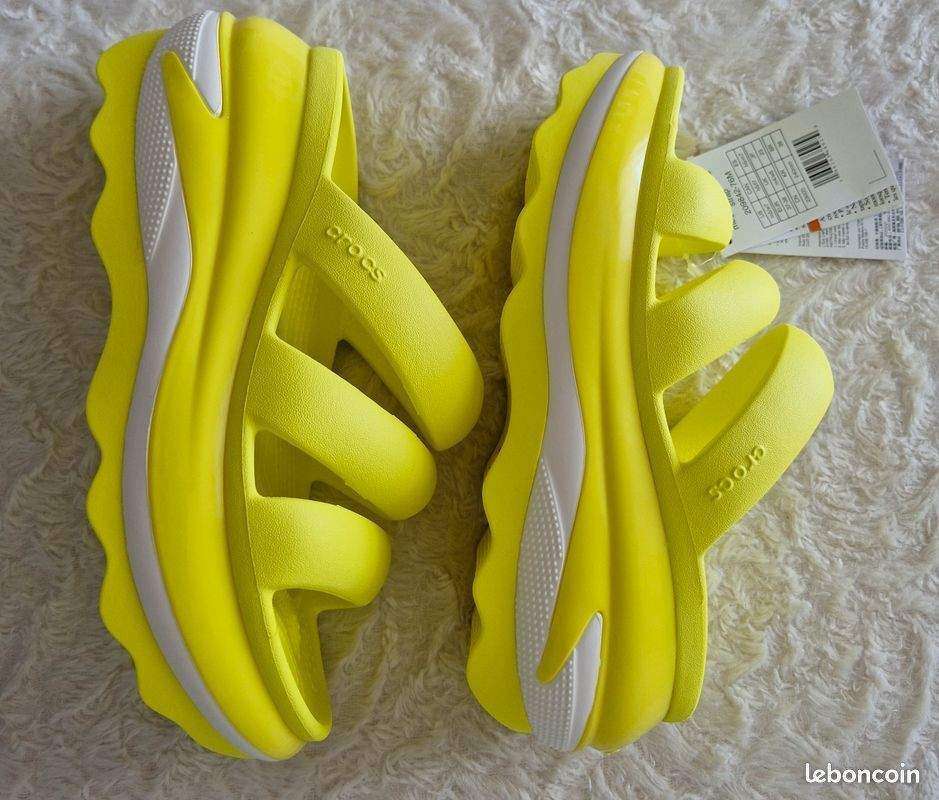 Жіночі шльопанці Crocs Mega Crush Triple Strap Acidity — фото 14