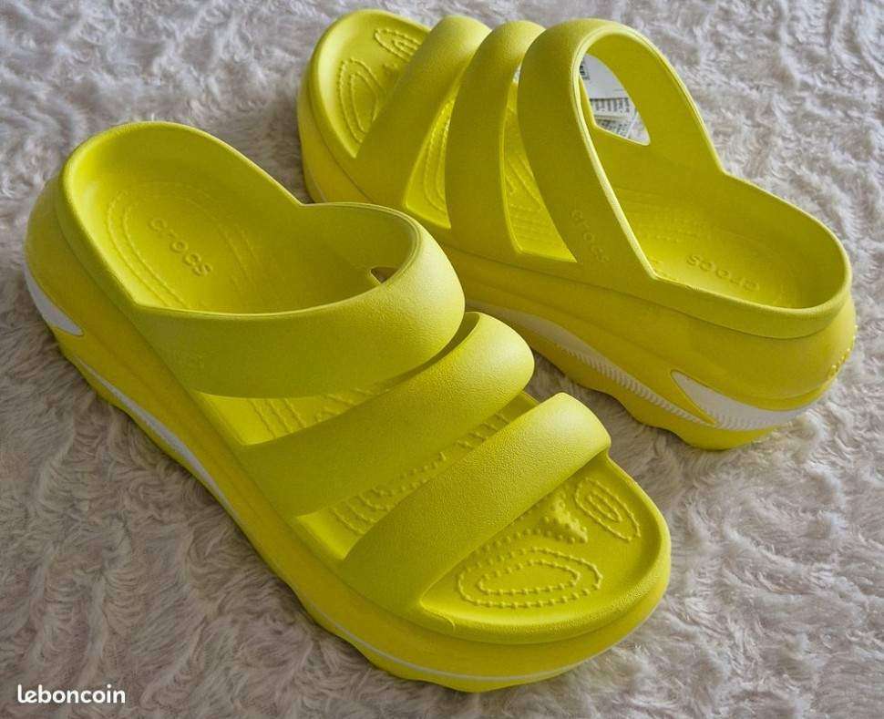 Жіночі шльопанці Crocs Mega Crush Triple Strap Acidity — фото 15