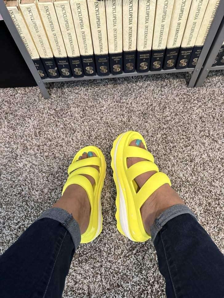 Жіночі шльопанці Crocs Mega Crush Triple Strap Acidity — фото 4