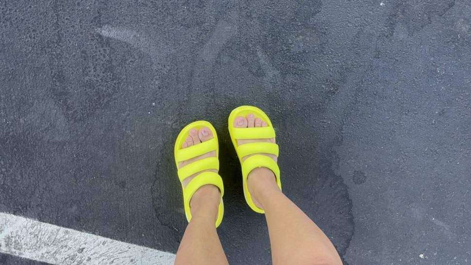 Жіночі шльопанці Crocs Mega Crush Triple Strap Acidity — фото 5