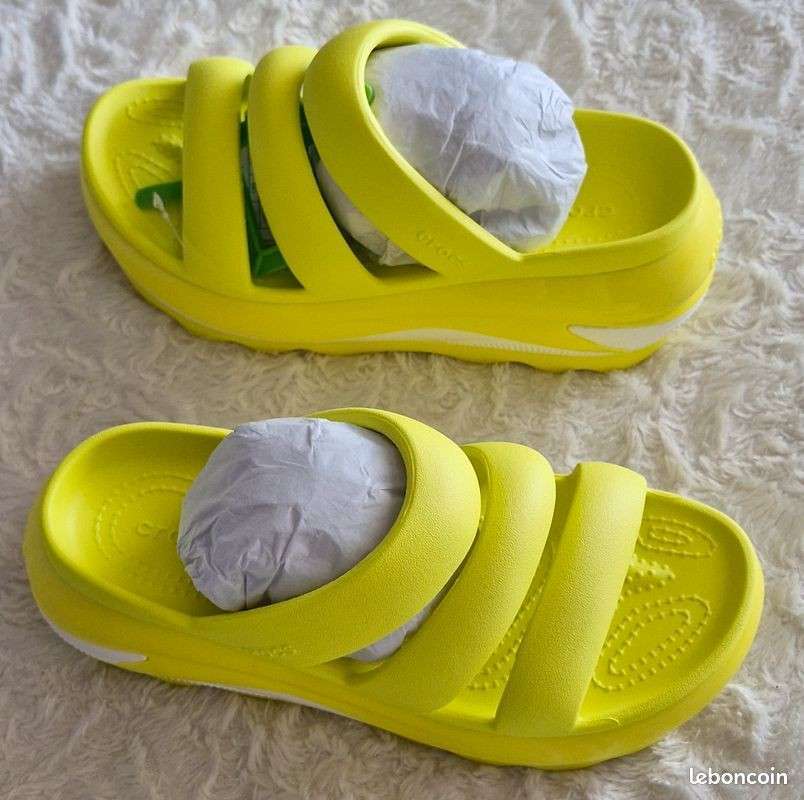 Жіночі шльопанці Crocs Mega Crush Triple Strap Acidity — фото 6
