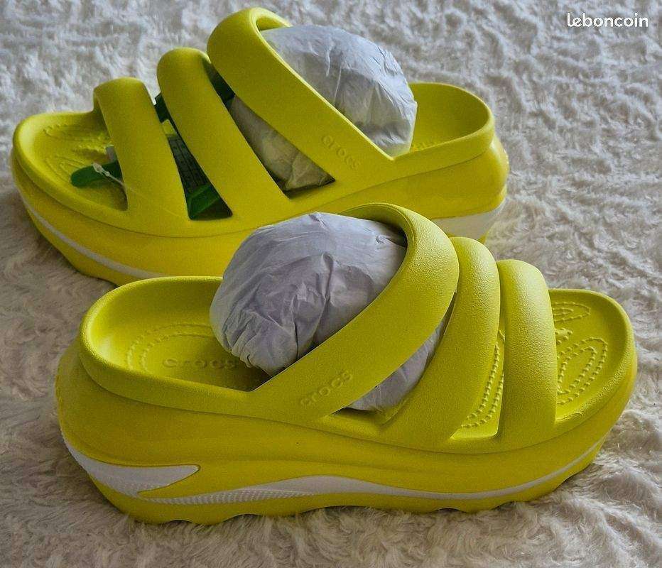 Жіночі шльопанці Crocs Mega Crush Triple Strap Acidity — фото 7