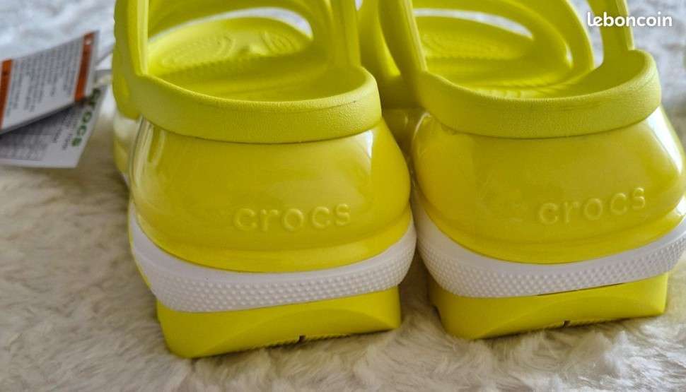 Жіночі шльопанці Crocs Mega Crush Triple Strap Acidity — фото 9