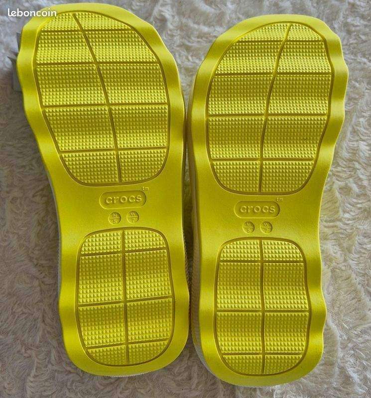 Жіночі шльопанці Crocs Mega Crush Triple Strap Acidity — фото 10