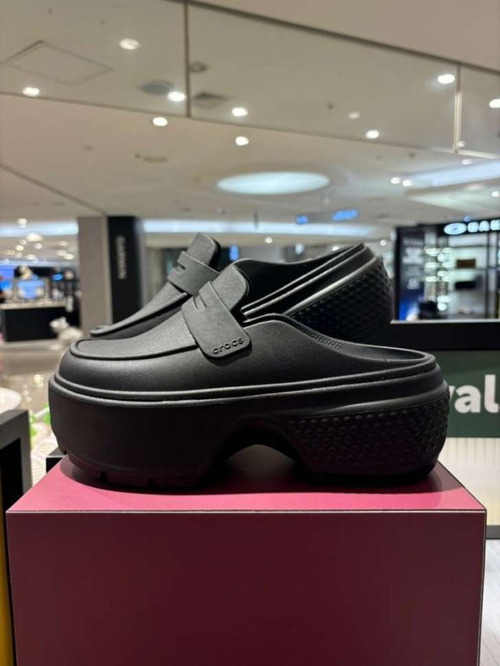 Жіночі шльопанці Crocs Stomp Loafer Black / — фото 2