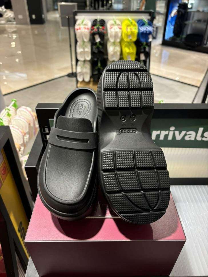 Жіночі шльопанці Crocs Stomp Loafer Black / — фото 4