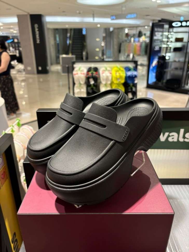 Жіночі шльопанці Crocs Stomp Loafer Black / — фото 5