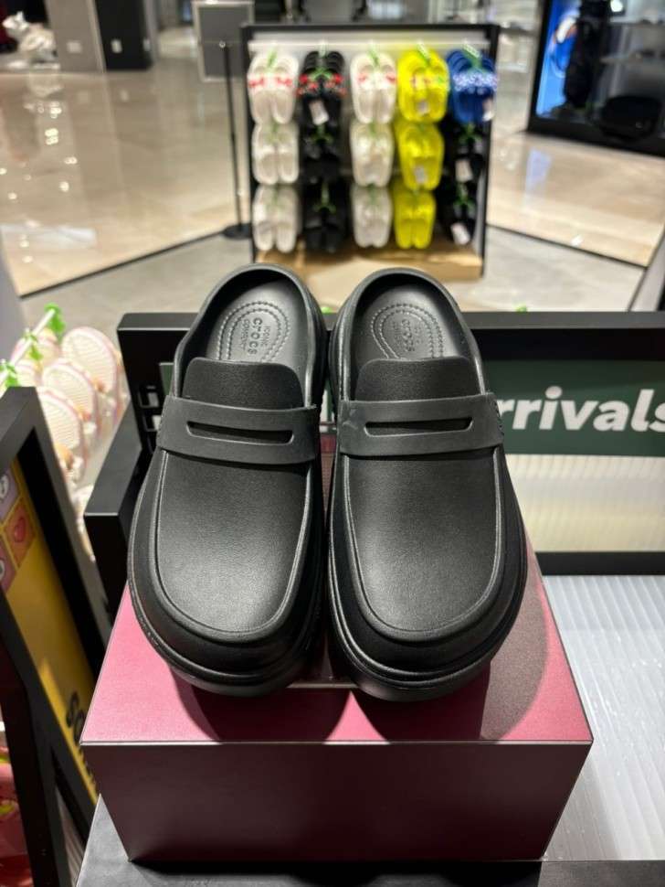 Жіночі шльопанці Crocs Stomp Loafer Black / — фото 6