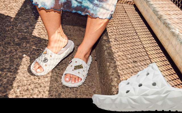Жіночі шльопанці Crocs Classic Geometric Slide White — фото 3
