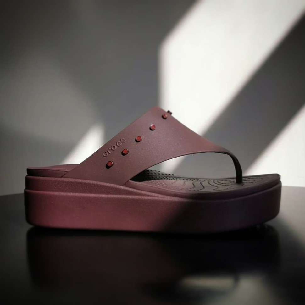 Жіночі в'єтнамки для пляжу Crocs Brooklyn Studded Flip Dark Cherry — фото 2