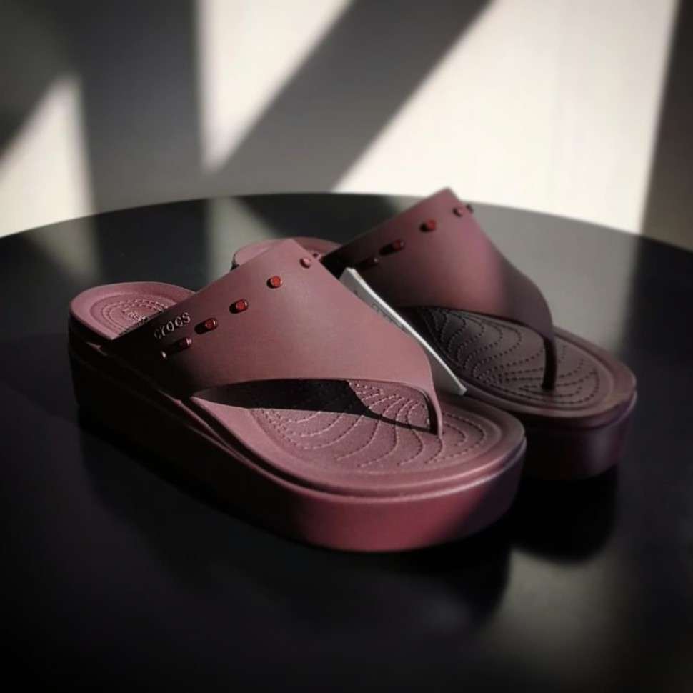 Жіночі в'єтнамки для пляжу Crocs Brooklyn Studded Flip Dark Cherry — фото 3