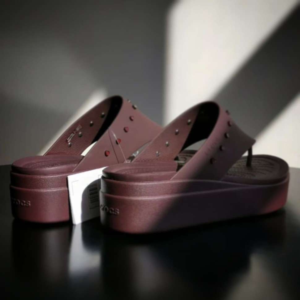 Жіночі в'єтнамки для пляжу Crocs Brooklyn Studded Flip Dark Cherry — фото 4