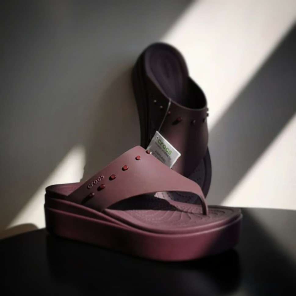 Жіночі в'єтнамки для пляжу Crocs Brooklyn Studded Flip Dark Cherry — фото 5