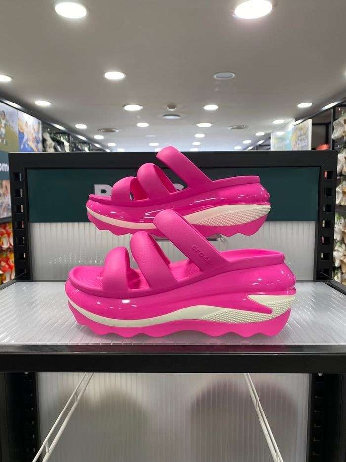 Жіночі шльопанці Crocs Mega Crush Triple Strap Pink — фото 3