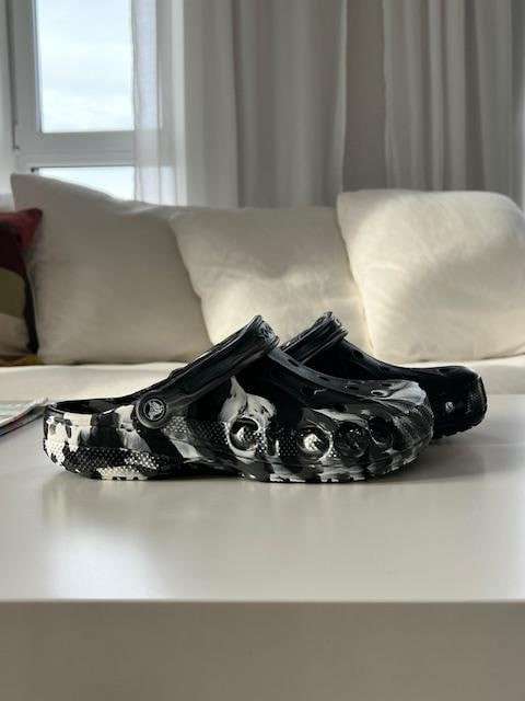 Чоловічі Crocs Baya Marbled Clog Black/White — фото 3
