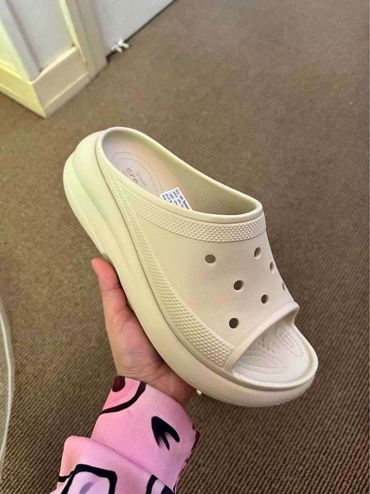 Жіночі шльопанці Crocs Classic Crush Platform Slide Bone — фото 3