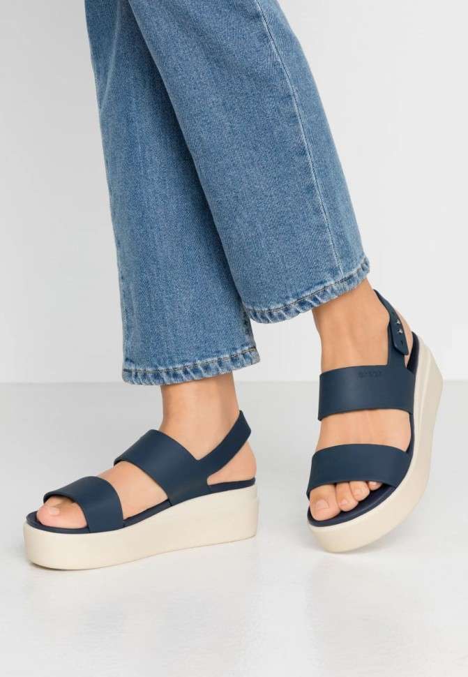 Жіночі Сандалі Crocs Brooklyn Low Wedge Navy /Stucco — фото 2