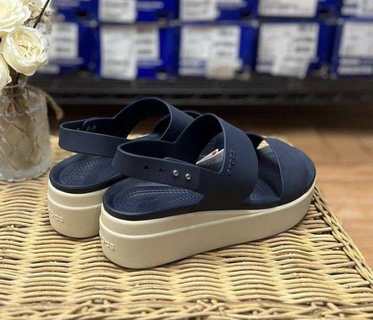 Жіночі Сандалі Crocs Brooklyn Low Wedge Navy /Stucco — фото 3